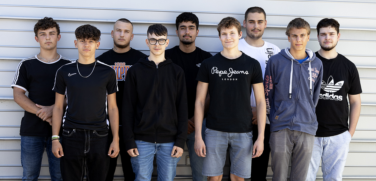 Bildergalerie Gruppe Azubis vor Elektror Wand